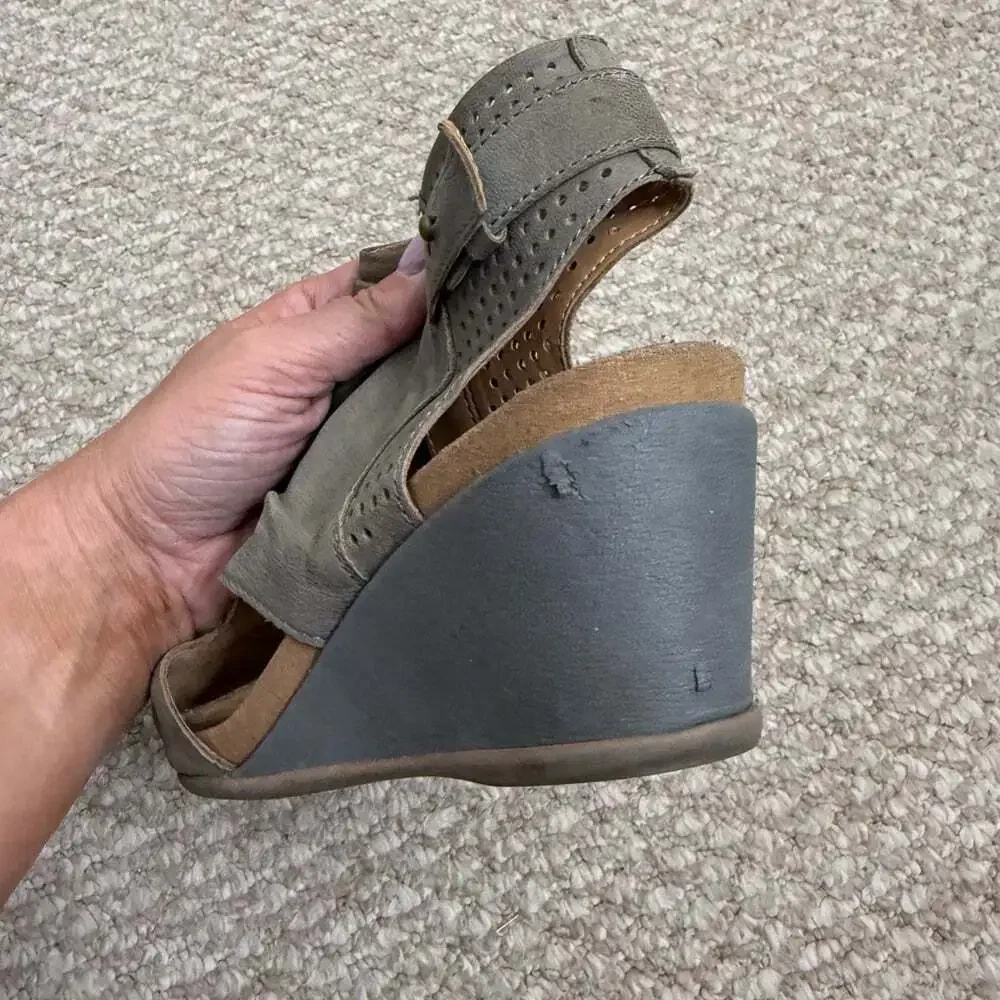 Earth Wedge Sandals Size 8.5 peep toe wedge heels